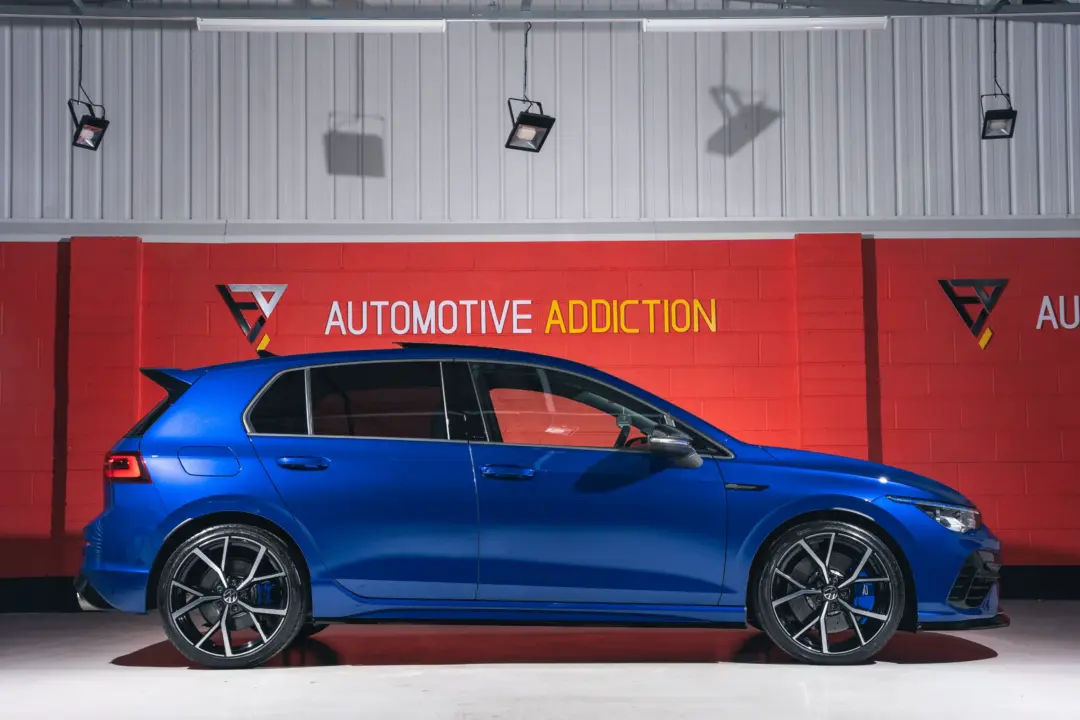 volkswagen-golf-r-mk8-lapiz-blue-hatchback-performance-pack_vsg_0003