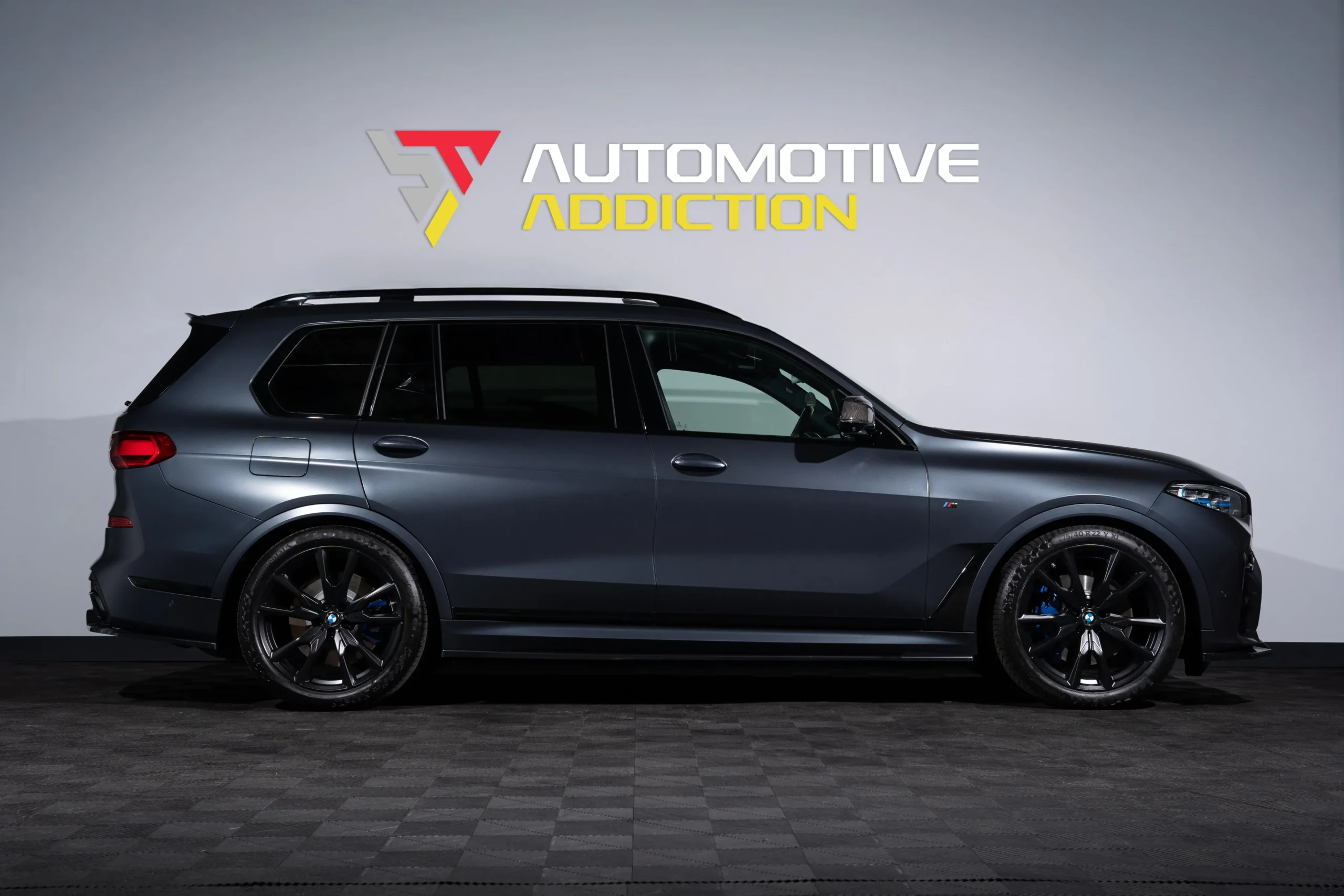 bmw x7 m50i dark shadow edition