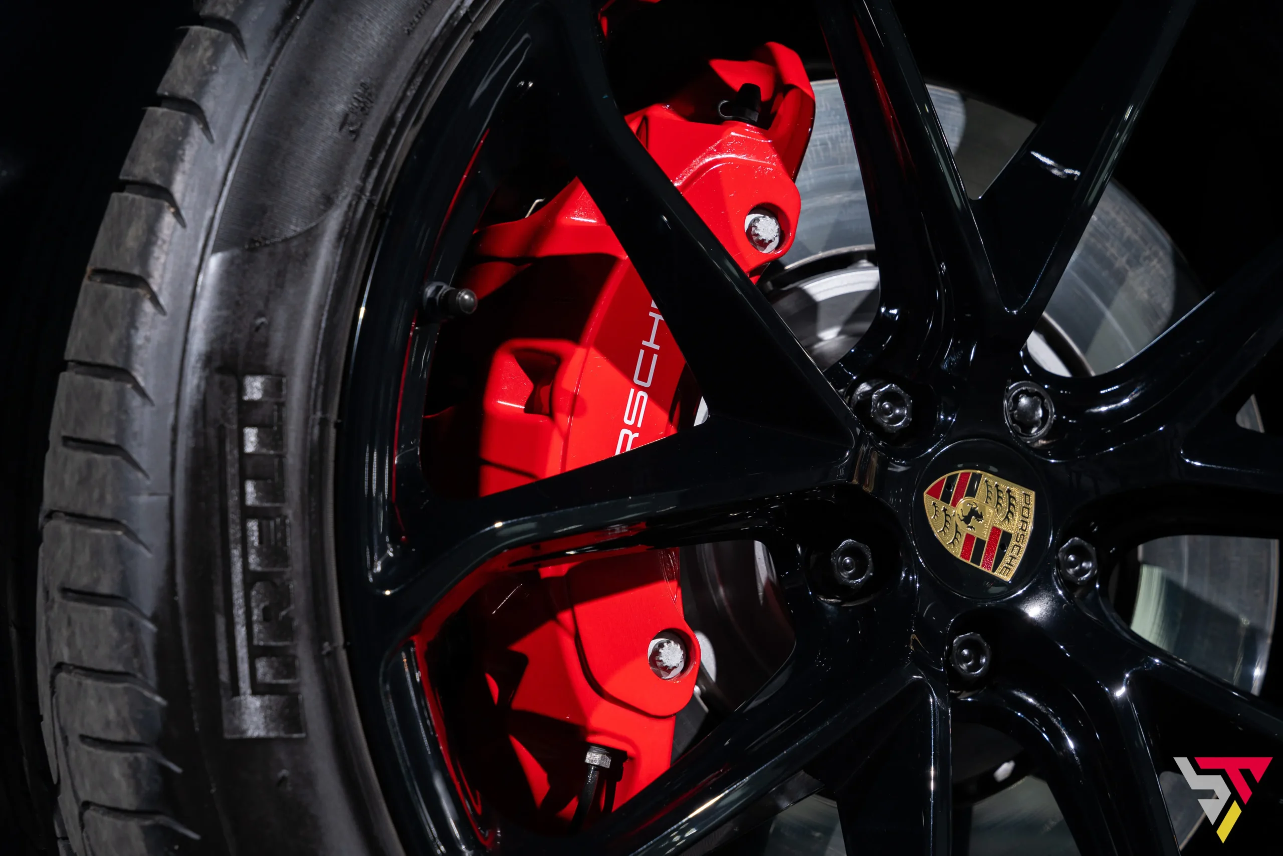 Porsche Macan GTS Red calipers